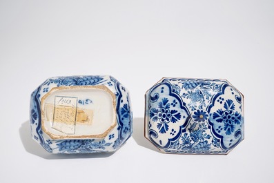 Une terrine et son couvercle en fa&iuml;ence de Delft bleu et blanc, 18&egrave;me
