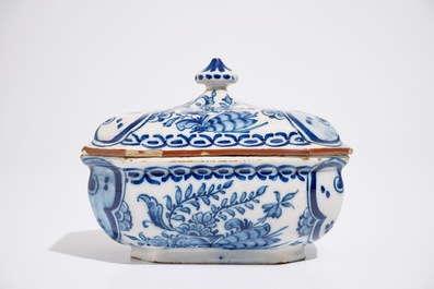 Une terrine et son couvercle en fa&iuml;ence de Delft bleu et blanc, 18&egrave;me
