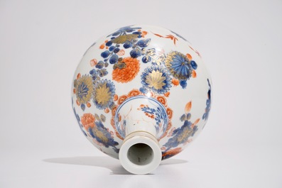 Un vase de forme bouteille en porcelaine de Chine de style Imari, Kangxi