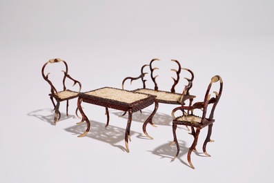 Un ensemble de mobilier miniature pour une maison de poup&eacute;e, France, 19&egrave;me
