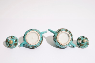 Une paire de th&eacute;i&egrave;res miniatures en porcelaine de Chine de style Dayazhai, 19&egrave;me