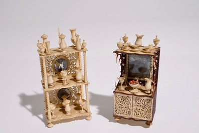 Un ensemble de mobilier miniature pour une maison de poup&eacute;e, France, 19&egrave;me