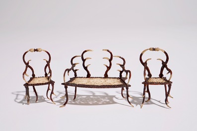 Un ensemble de mobilier miniature pour une maison de poup&eacute;e, France, 19&egrave;me