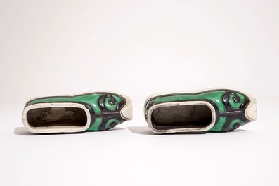 Une paire de lave-pinceaux en forme de chaussures en biscuit &eacute;maill&eacute; vert, Chine, Kangxi