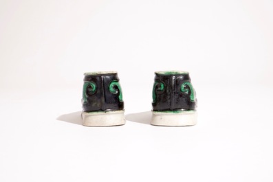 Une paire de lave-pinceaux en forme de chaussures en biscuit &eacute;maill&eacute; vert, Chine, Kangxi