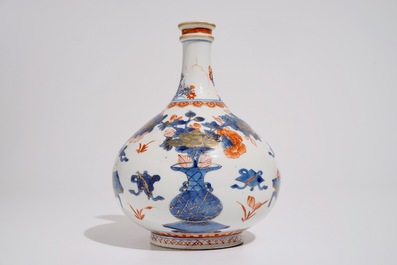 Un vase de forme bouteille en porcelaine de Chine de style Imari, Kangxi
