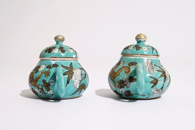 Une paire de th&eacute;i&egrave;res miniatures en porcelaine de Chine de style Dayazhai, 19&egrave;me