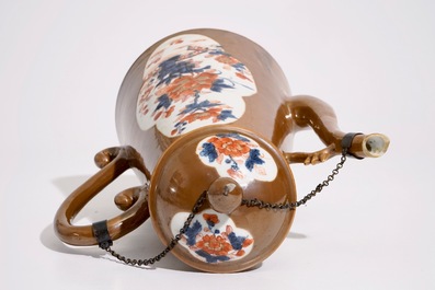 Une cafeti&egrave;re en porcelaine de Chine de style Imari sur fond brun capucin, Qianlong