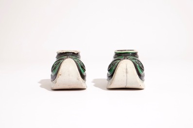 Une paire de lave-pinceaux en forme de chaussures en biscuit &eacute;maill&eacute; vert, Chine, Kangxi