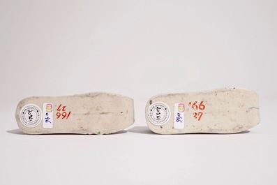 Une paire de lave-pinceaux en forme de chaussures en biscuit &eacute;maill&eacute; vert, Chine, Kangxi