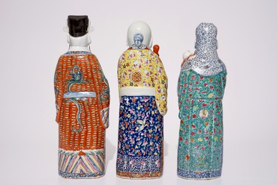 Un ensemble de trois figures d'immortels en porcelaine de Chine famille rose, 19/20&egrave;me