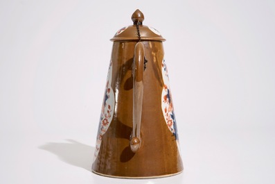 Une cafeti&egrave;re en porcelaine de Chine de style Imari sur fond brun capucin, Qianlong