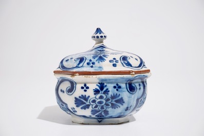 Une terrine et son couvercle en fa&iuml;ence de Delft bleu et blanc, 18&egrave;me