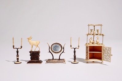 Un ensemble de mobilier miniature pour une maison de poup&eacute;e, France, 19&egrave;me