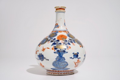 Un vase de forme bouteille en porcelaine de Chine de style Imari, Kangxi