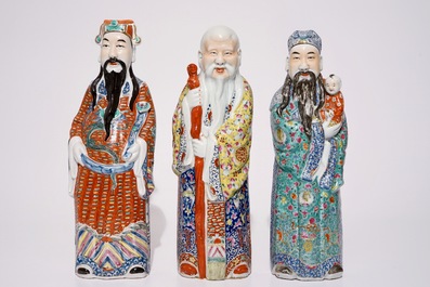 Un ensemble de trois figures d'immortels en porcelaine de Chine famille rose, 19/20&egrave;me