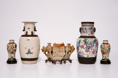 Quatre vases en porcelaine de Chine famille rose et verte de type craquel&eacute; et un porte-cigarettes en pierre de savon, 19/20&egrave;me