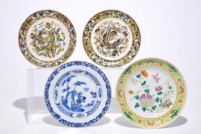 A Chinese blue and white jug, a famille jaune vase and eight plates, 18/19th C.