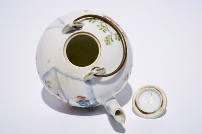Une th&eacute;i&egrave;re en porcelaine de Chine famille rose &agrave; d&eacute;cor de gar&ccedil;ons jouants, 19&egrave;me