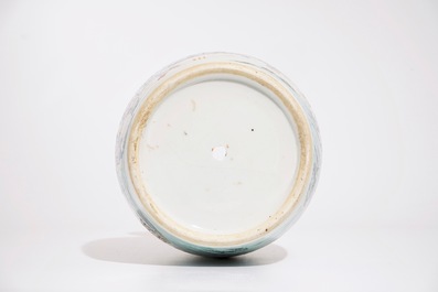 Un vase en porcelaine de Chinese famille rose &agrave; d&eacute;cor "Cent gar&ccedil;ons", 19&egrave;me