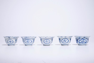 Cinq bols en porcelaine de Chine bleu et blanc de type Kraak, Ming, Wanli