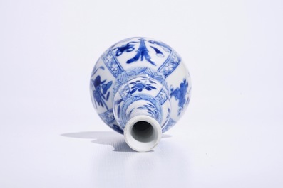 Un vase de forme double gourde en porcelaine de Chine bleu et blanc, Kangxi