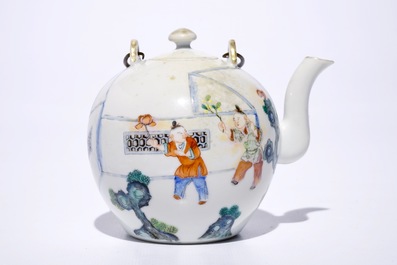 Une th&eacute;i&egrave;re en porcelaine de Chine famille rose &agrave; d&eacute;cor de gar&ccedil;ons jouants, 19&egrave;me
