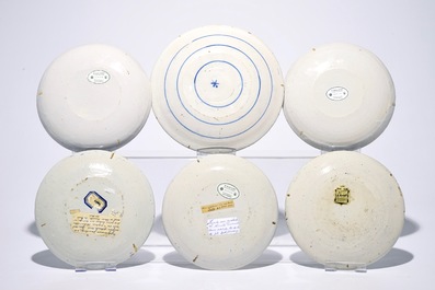 Zes blauw-witte en polychrome Delftse borden, 18e eeuw