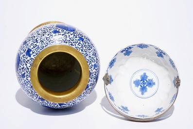 Un bol et un vase en porcelaine de Chine bleu et blanc, le bol marque et &eacute;poque de Kangxi