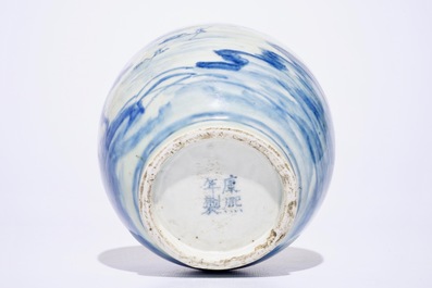 Deux assiettes et un vase en porcelaine de Chine bleu et blanc, 19/20&egrave;me
