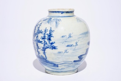 Deux assiettes et un vase en porcelaine de Chine bleu et blanc, 19/20&egrave;me