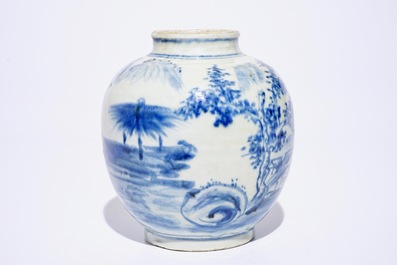 Deux assiettes et un vase en porcelaine de Chine bleu et blanc, 19/20&egrave;me