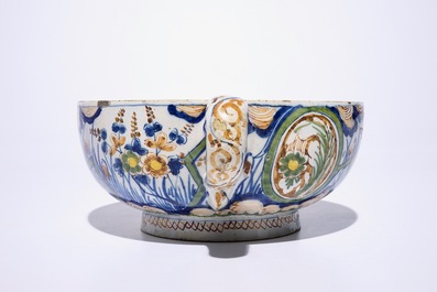 Une terrine en fa&iuml;ence de Delft polychrome &agrave; d&eacute;cor "Tonnerre", vers 1700