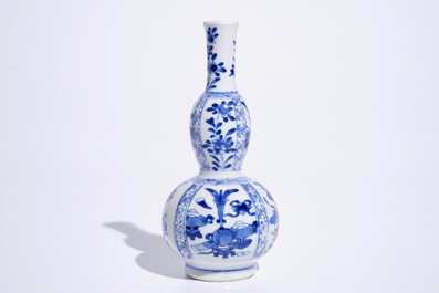 Un vase de forme double gourde en porcelaine de Chine bleu et blanc, Kangxi