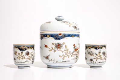 Une paire de tasses et soucoupes et une bo&icirc;te couverte en porcelaine de Chine, Qianlong