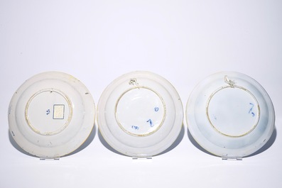 Quatre plats et deux assiettes en fa&iuml;ence de Delft bleu et blanc "Queue de paon", 18&egrave;me