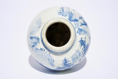 Deux assiettes et un vase en porcelaine de Chine bleu et blanc, 19/20&egrave;me