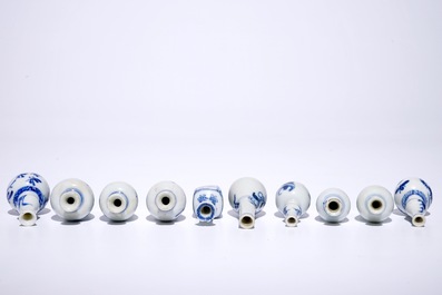 Dix vases miniatures en porcelaine de Chine bleu et blanc, la plupart Kangxi