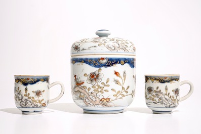 Une paire de tasses et soucoupes et une bo&icirc;te couverte en porcelaine de Chine, Qianlong