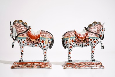 Een paar polychrome petit feu Delftse paarden, 18e eeuw