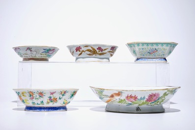 Vijf Chinese famille rose en qianjiang cai kommen en een famille rose bord, 18/20e eeuw
