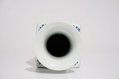 Een blauw-witte vierkante Chinese vaas, Kangxi merk, 19/20e eeuw