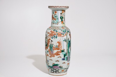 Un vase de forme rouleau en porcelaine de Chine famille verte, 19&egrave;me