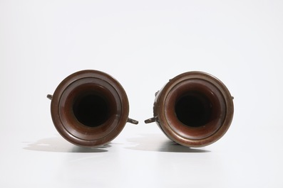 Een paar Japanse bronzen vazen met reli&euml;fdecor, Meiji, 19e eeuw