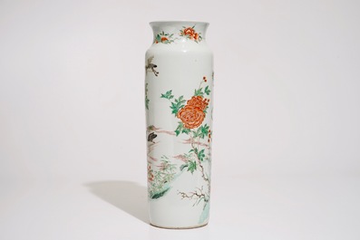 Un vase de forme rouleau en porcelaine de Chine wucai, 19&egrave;me
