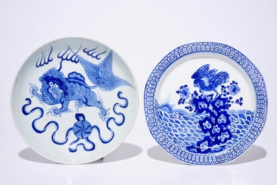 Deux assiettes et un vase en porcelaine de Chine bleu et blanc, 19/20&egrave;me