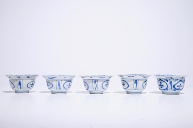 Cinq bols en porcelaine de Chine bleu et blanc de type Kraak, Ming, Wanli