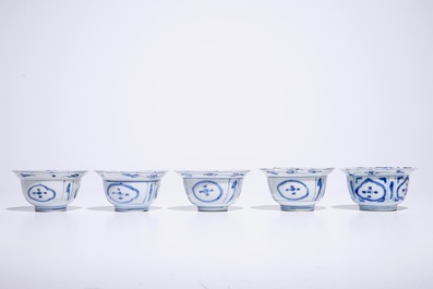 Cinq bols en porcelaine de Chine bleu et blanc de type Kraak, Ming, Wanli