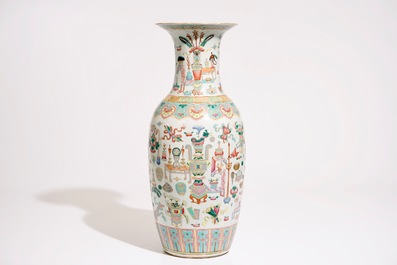 A Chinese famille rose vase with "100 antiquities" design, 19th C.