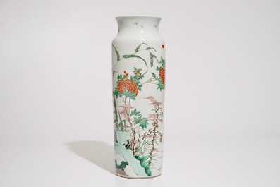 Un vase de forme rouleau en porcelaine de Chine wucai, 19&egrave;me